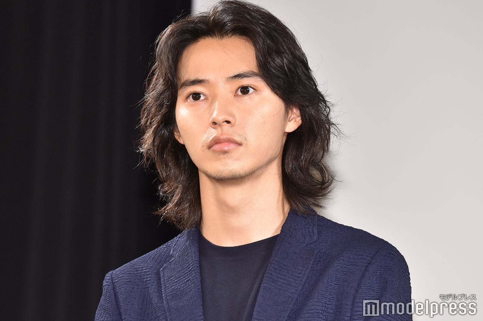 山崎賢人 ヒゲ 髪以外に 歯 まで役作り 監督が絶賛 得体の知れない山崎賢人が現場にいた 劇場 モデルプレス