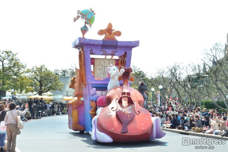 マリー（フロート中央）とディズニーパレードに初登場したベルリオーズ（フロート右）