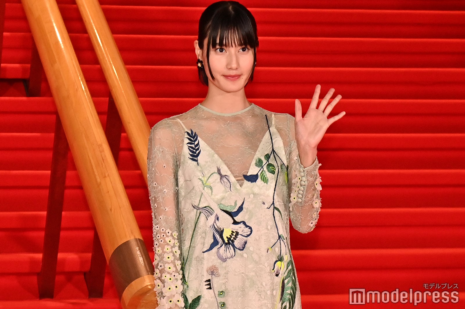 橋本愛、シースルードレスでレッドカーペット登場 アンバサダー務める「自分にできることをやりたい」＜第34回東京国際映画祭＞