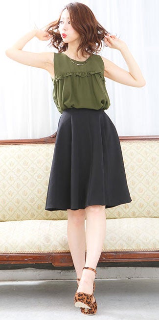 胸元フリルシフォンノースリーブフレアブラウストップス「神戸レタス」2290円（税込）／画像提供：神戸レタス