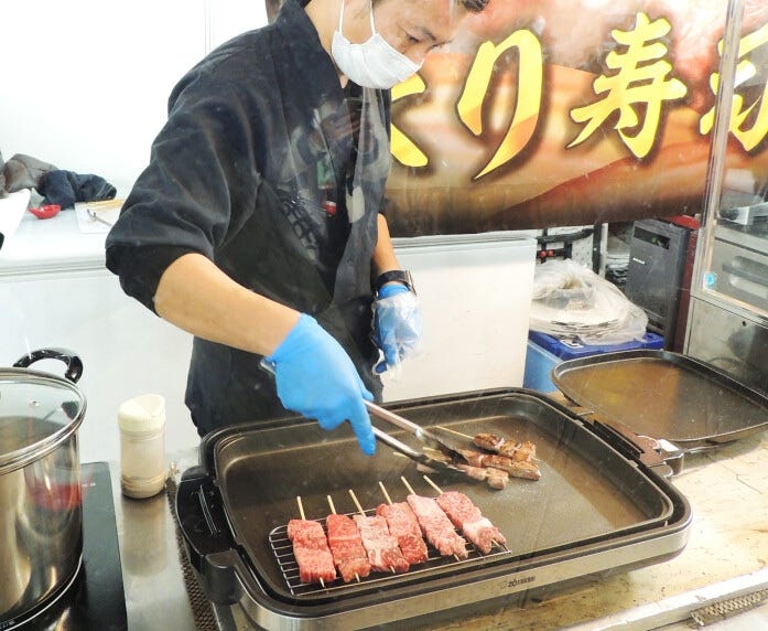 愛知県「おいしい日本酒」のちょこ飲みは愛知の地酒各種。ちょこつまは「近江牛ひとくちステーキ」が味わえます