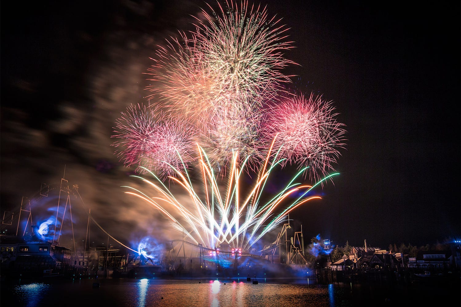 USJカウントダウン2018、限定ミニオン&豪華アーティストと最高の年越し