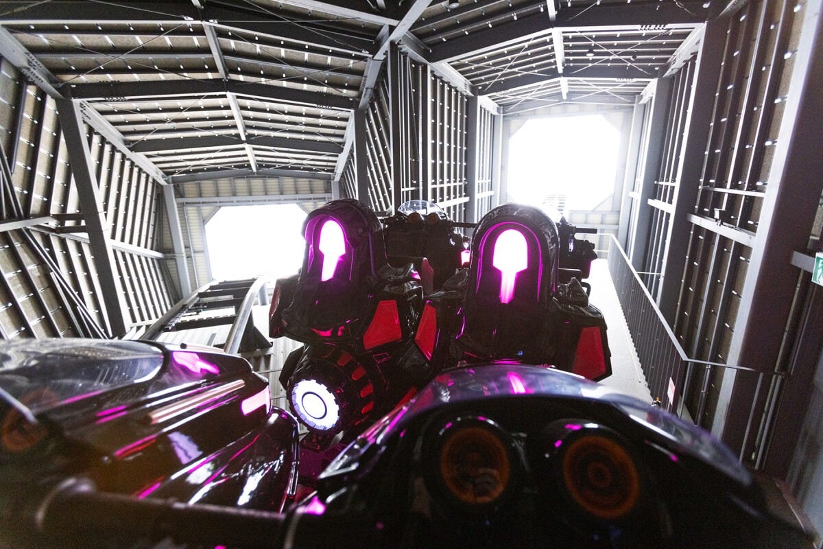 画像右側の出入口から入ります。このあとコースターはレールをスイッチして左側の出入口から出て行きます