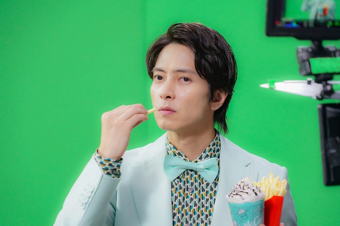 山下智久/新TVCM「マックカフェ『しあわせすぎるっ!チョコミント』」篇メイキングより(提供写真)
