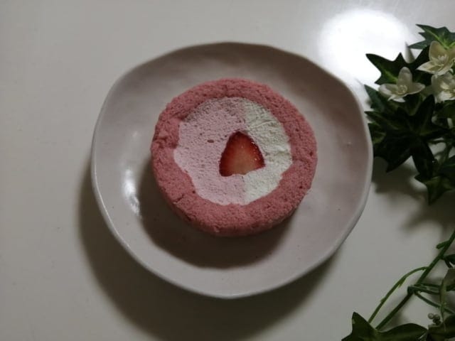 《ローソン》いちごみるくロールケーキ全体