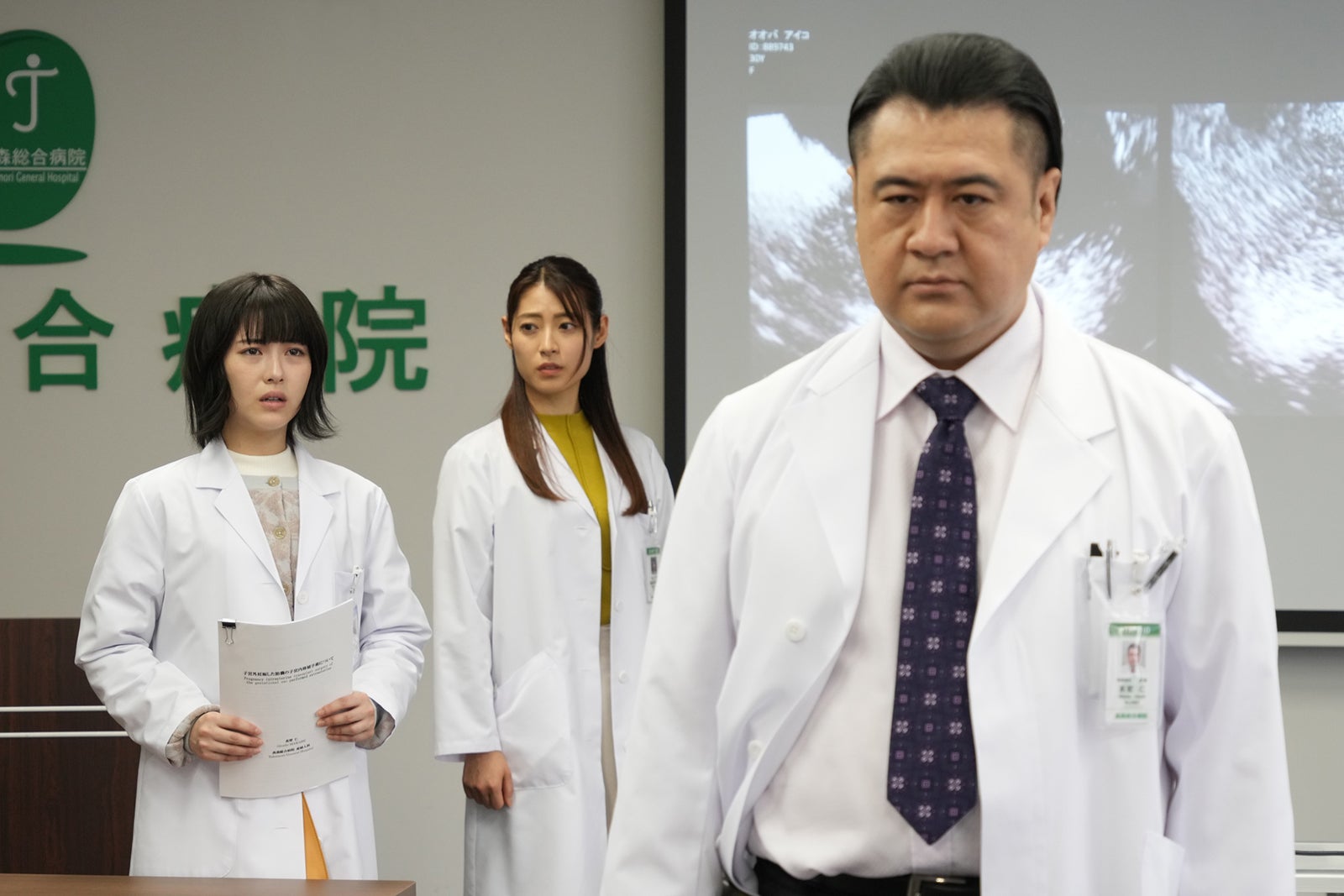 浜辺美波、瀧本美織、小手伸也 （C）フジテレビ