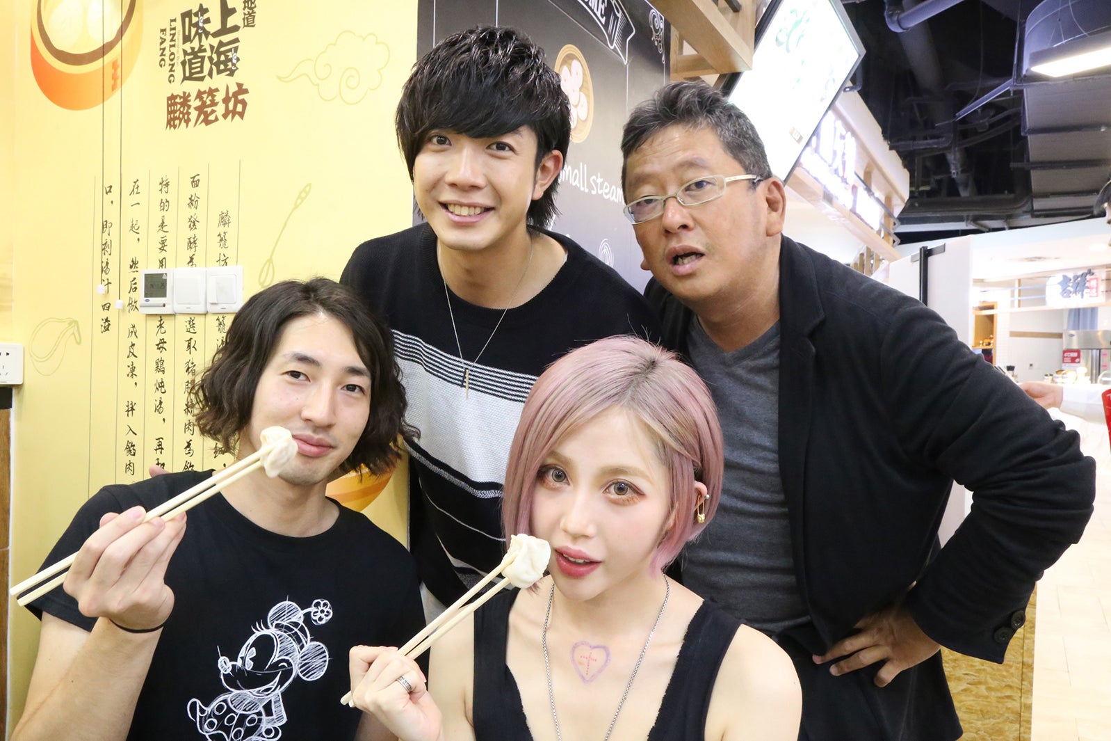 後列左：田村侑久／2018「キスできる餃子」製作委員会