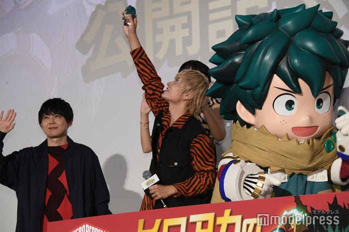 梶裕貴、山下大輝に見立てたぬいぐるみを掲げる岡本信彦、緑谷出久(C)モデルプレス
