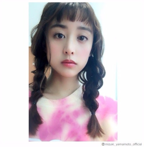 山本美月、キュートな“オン眉×三つ編み”姿が反則級「可愛すぎて時止まった」