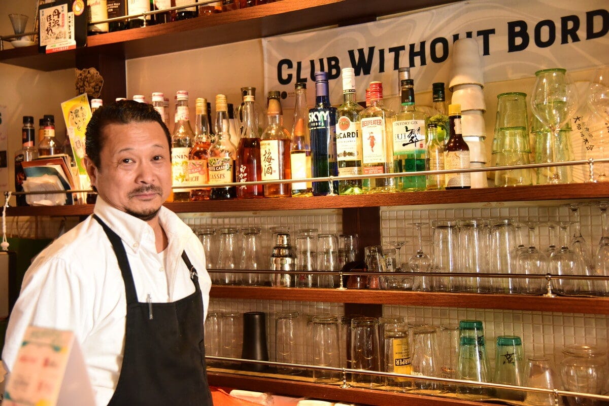 「STYLE CAFE」はカフェだがお酒の種類も多い。料理長の高野正和さん