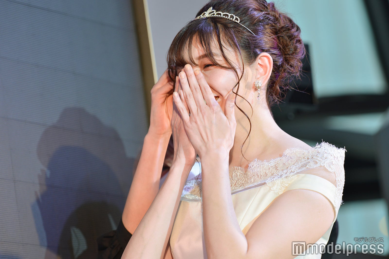 名前を呼ばれて涙する仲美由紀さん（C）モデルプレス