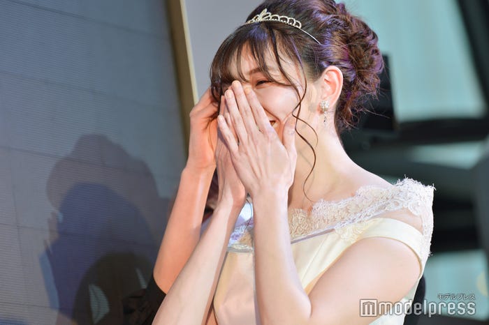 名前を呼ばれて涙する仲美由紀さん(C)モデルプレス