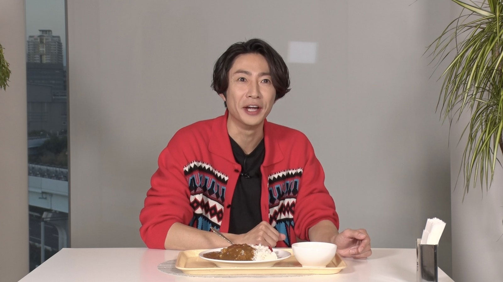 相葉雅紀、オードリー春日になりきり全力食リポ？「変な汗でました」