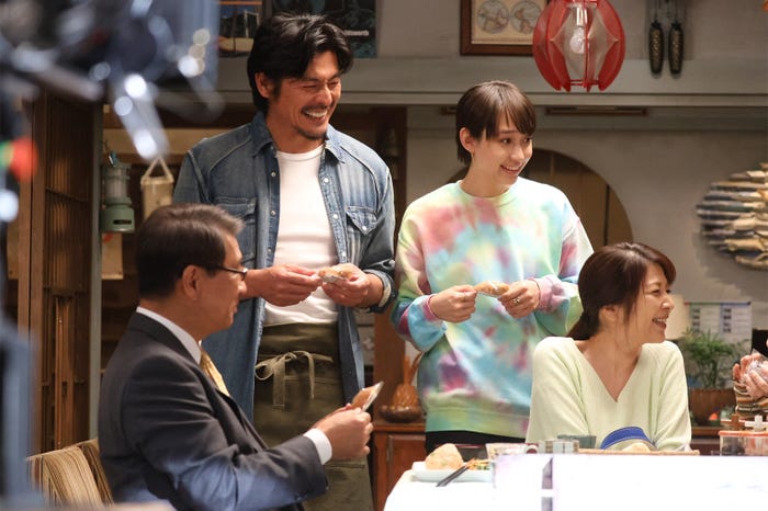 中井貴一、坂口憲二、白本彩奈、飯島直子「続・続・最後から二番目の恋」第10話(C)フジテレビ