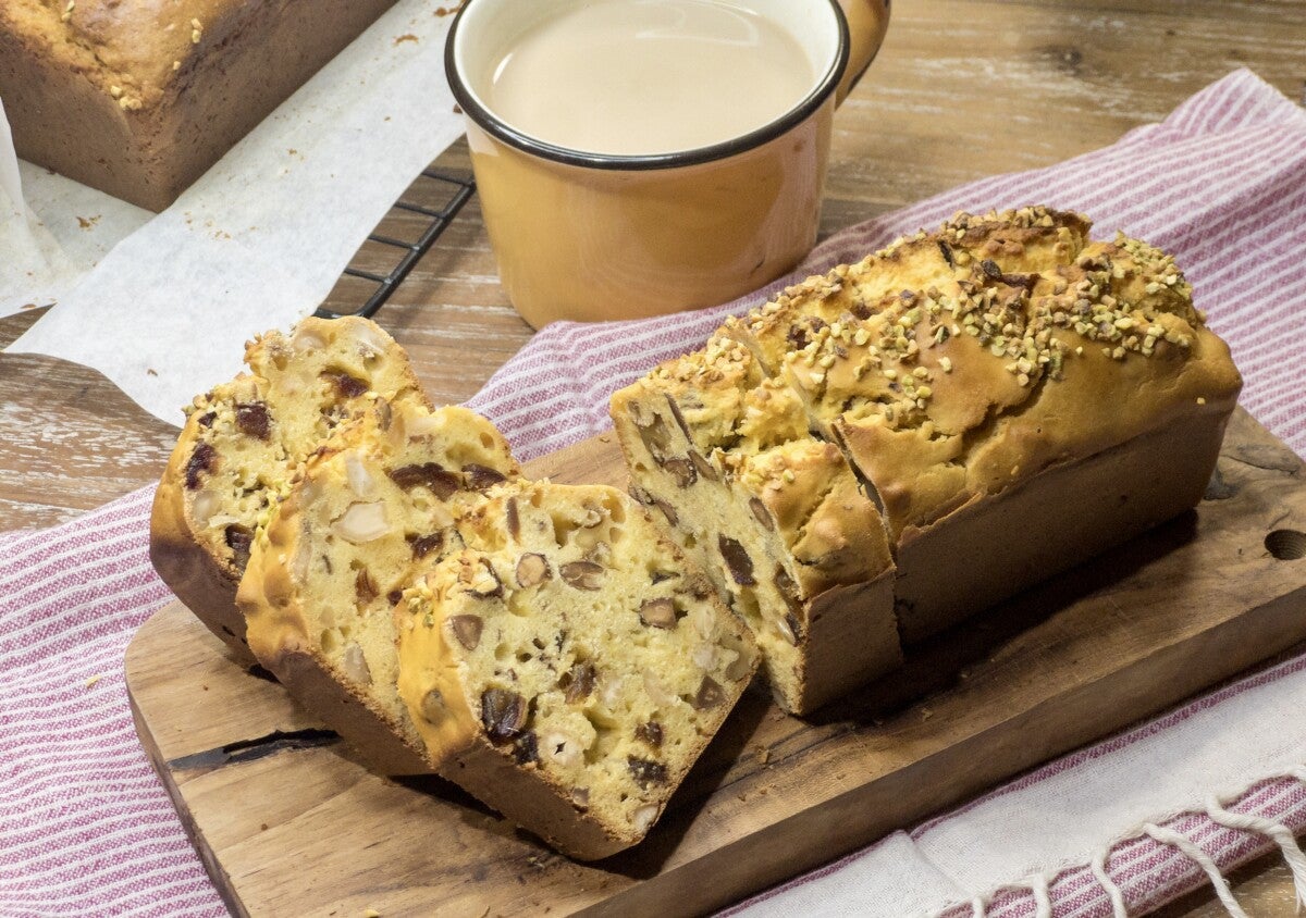 小麦粉も砂糖もいりません！ぐるぐる混ぜて焼くだけ簡単！デーツとはちみつのケーキ