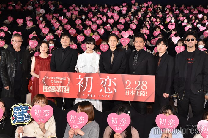 (左から)三池崇史監督、ベッキー、大森南朋、小西桜子、窪田正孝、内野聖陽、染谷将太、村上淳 (C)モデルプレス