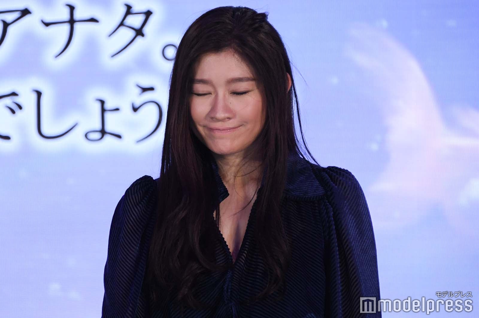 心理テストを一生懸命考える篠原涼子 （C）モデルプレス