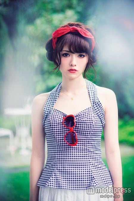 乃木坂46白石麻衣／「LARME」004誌面「ロリータ」特集より／画像提供：徳間書店