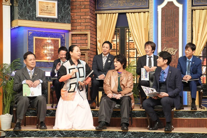 (前列左から)有田哲平、いとうあさこ、原嘉孝、原田泰造(後列左から)福田充徳、徳井義実、堀内健、名倉潤(C)日本テレビ