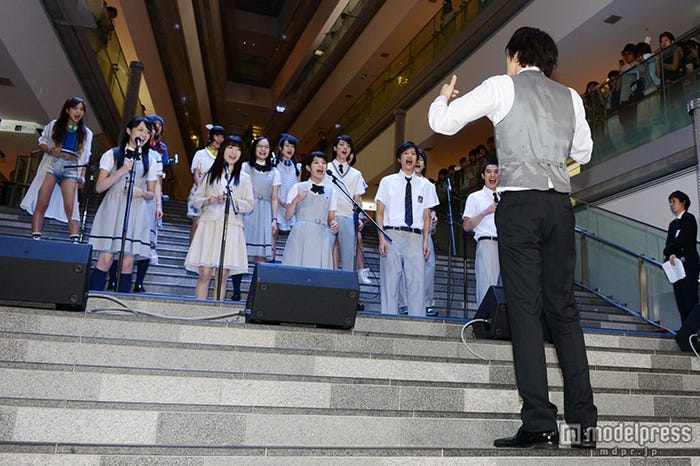 城田優が指揮を執って合唱