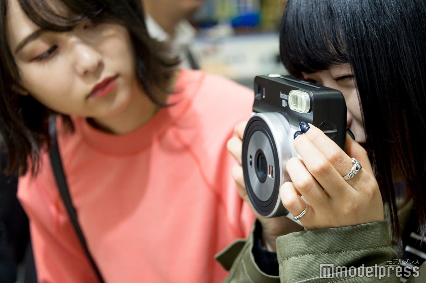 夢中にチェキを撮る広瀬ちひろさん(C)モデルプレス