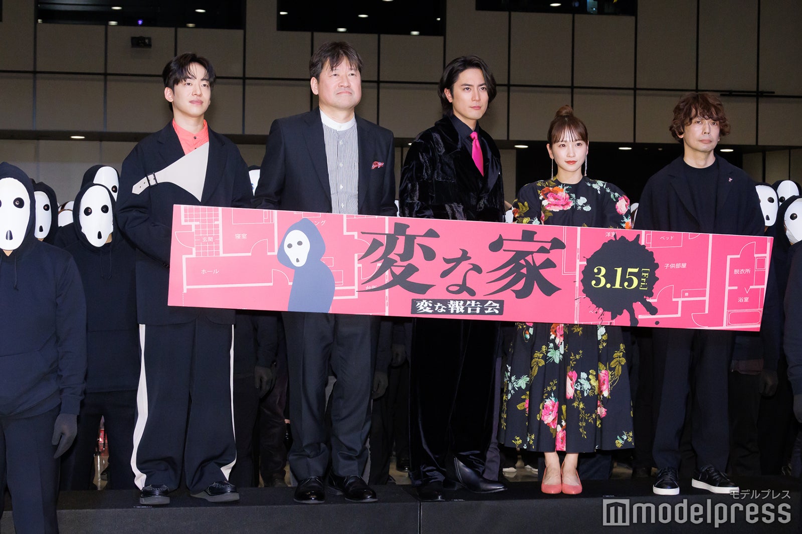（左から）DJ松永、佐藤二朗、間宮祥太朗、川栄李奈、石川淳一監督（C）モデルプレス