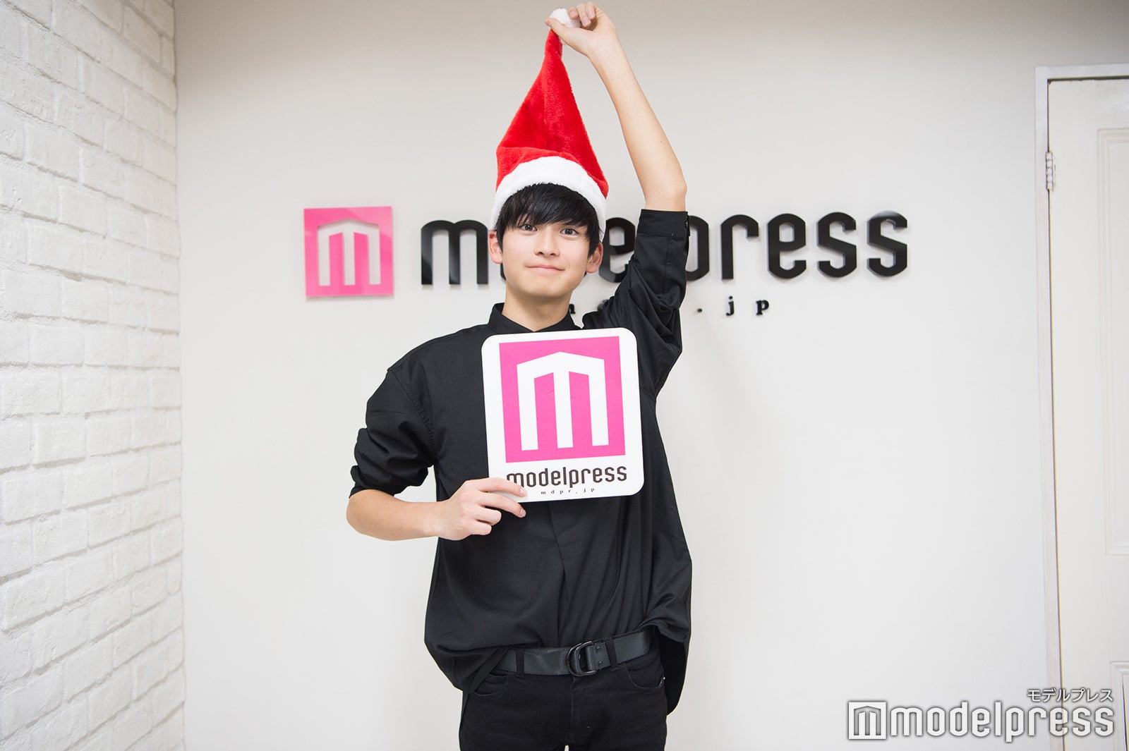 クリスマス間近ということでサンタ帽を被ってくれました！／高橋文哉 （C）モデルプレス