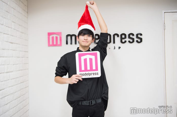 クリスマス間近ということでサンタ帽を被ってくれました!/高橋文哉 (C)モデルプレス