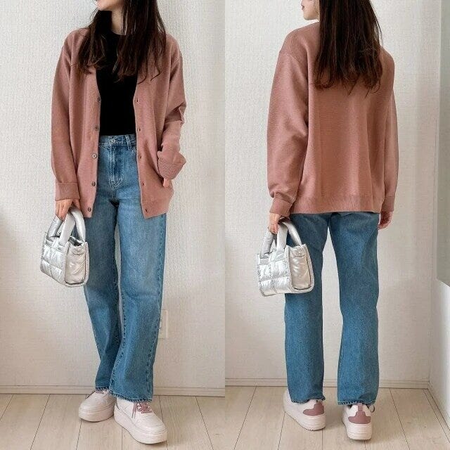 ユニクロストレートジーンズピンクカーディガンコーデ