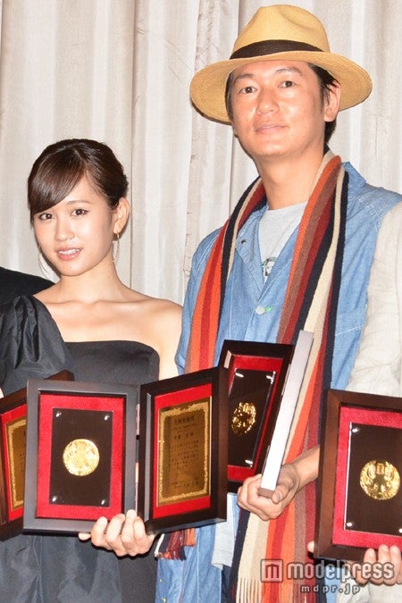 （左から）前田敦子、井浦新