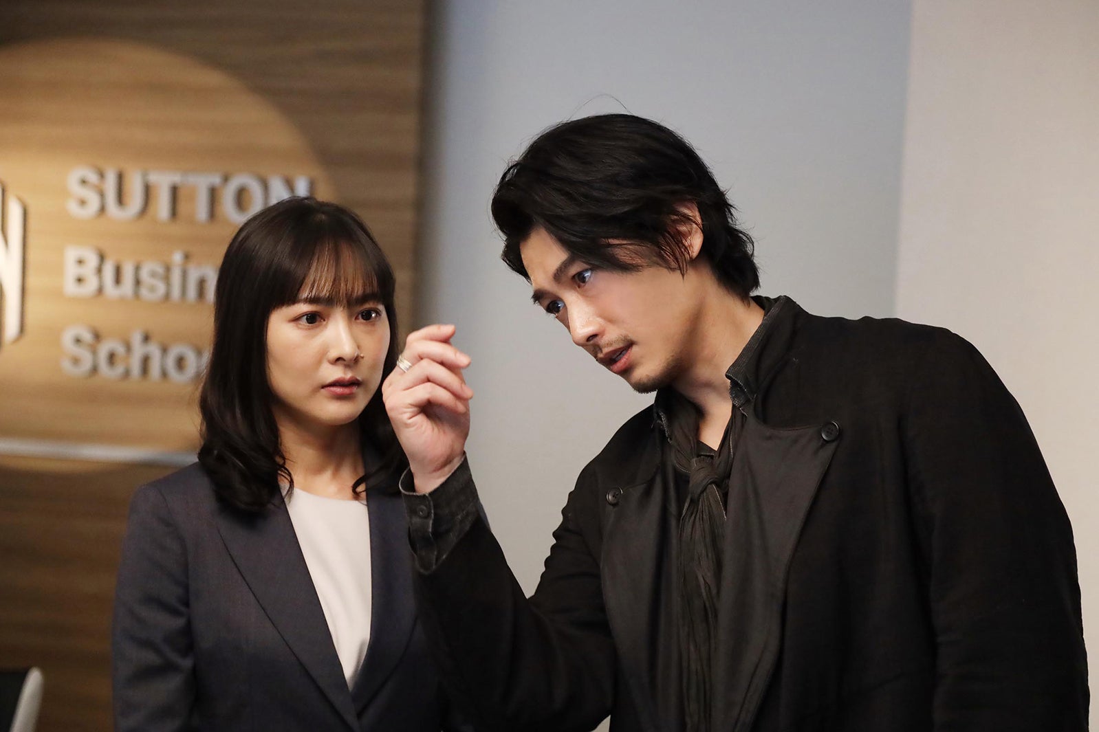 谷村美月、ディーン・フジオカ／「シャーロック」第8話より（C）フジテレビ