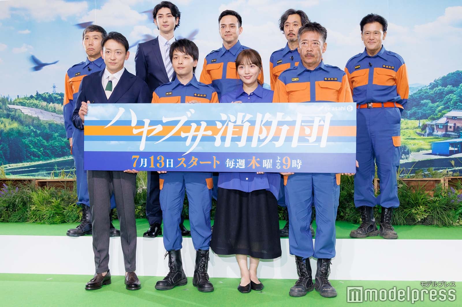 （後列左から）梶原善、古川雄大、満島真之介、岡部たかし、橋本じゅん（前列左から）山本耕史、中村倫也、川口春奈、生瀬勝久（C）モデルプレス