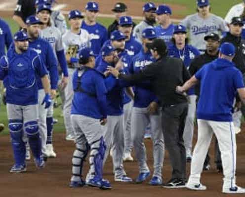 激闘のWS第7戦でまさかの乱闘騒ぎ勃発 両軍ベンチがからっぽに ブルペンからリリーバーも駆けつける 球場が騒然→警告試合に