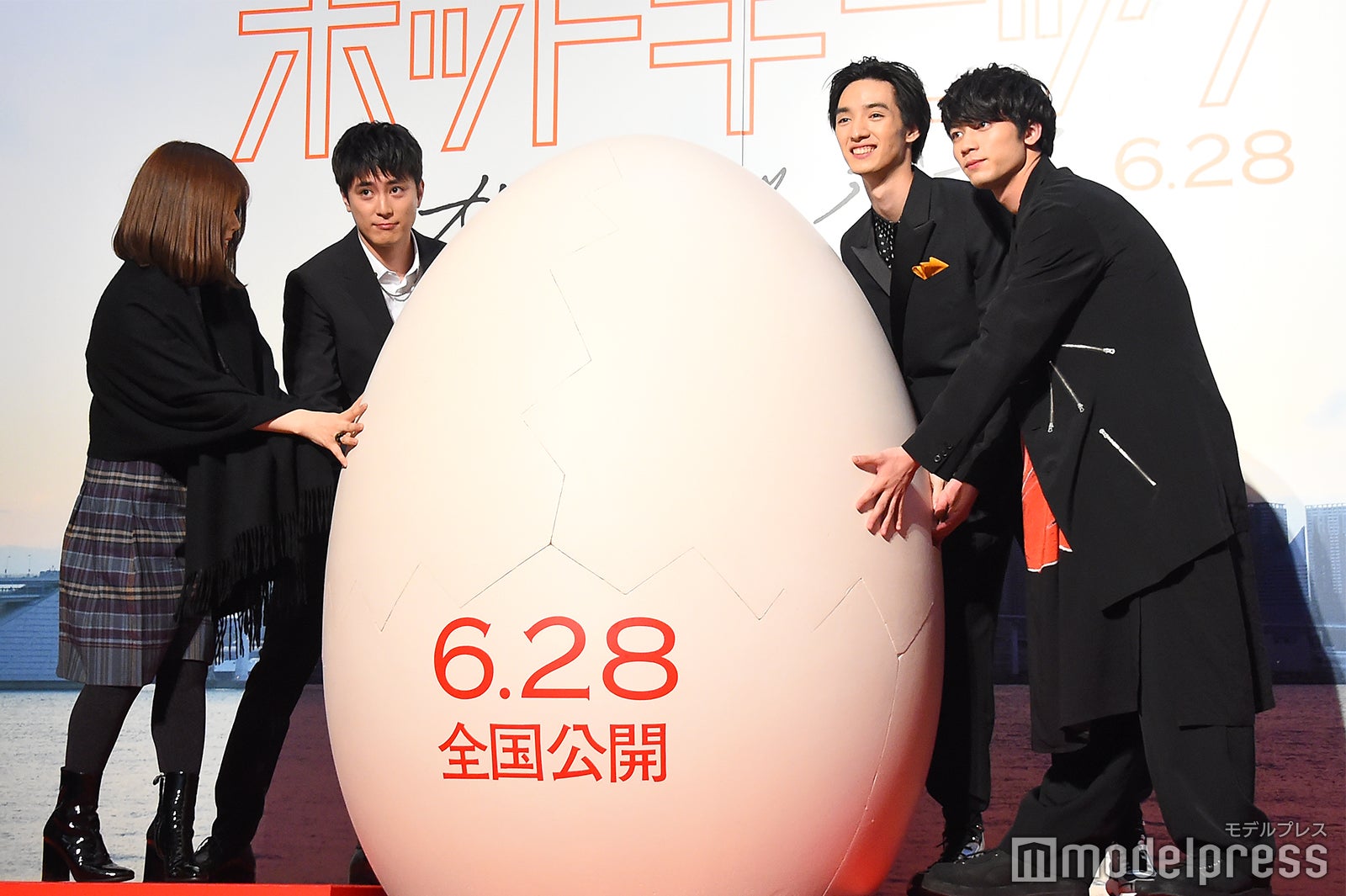 巨大タマゴを支える （C）モデルプレス