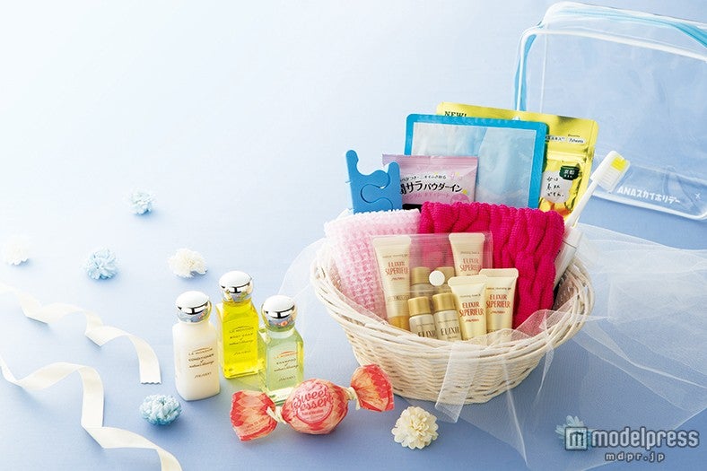 基礎化粧品やフェイスパックなど女子に嬉しい10点が詰め込まれたオリジナルアメニティセット