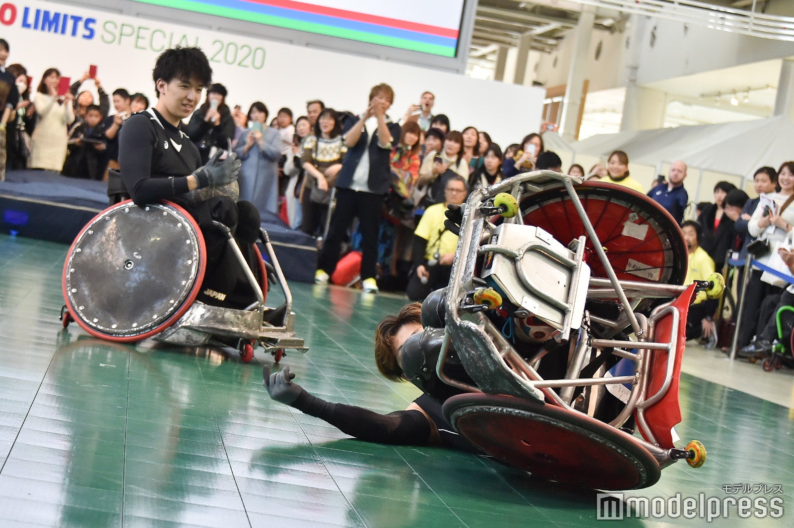 車いすラグビーで激しいタックル （C）モデルプレス