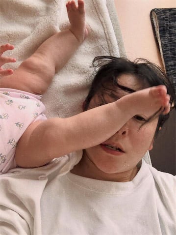 真木よう子、0歳娘から"顔面キック"!? 微笑ましい日常ショットに「愛おしいですね」