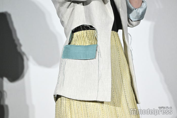 伊藤沙莉のジャケットのポケットが…(C)モデルプレス