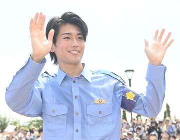 「なんですかこのバチイケな警察官は」中村敬斗 黒ジャケの広報官姿を公開！「息止まりそう♥」「倒れそう♥」「爽やかすぎる」