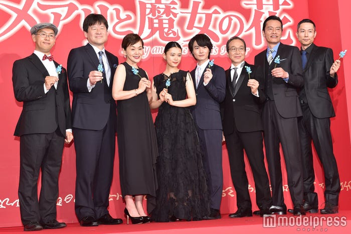 (左から)米林宏昌監督、佐藤二朗、大竹しのぶ、杉咲花、神木隆之介、小日向文世、遠藤憲一、西村義明プロデューサー(C)モデルプレス