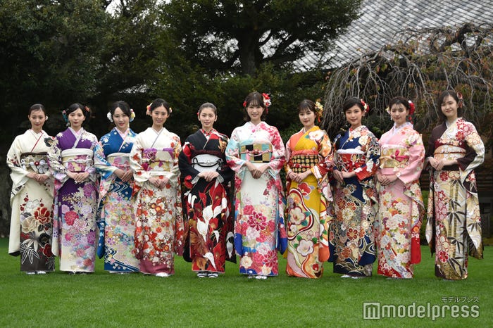 「オスカープロモーション2023年新春晴れ着撮影会」/(左から)宮本茉由、川口ゆりな、本田望結、井本彩花、小芝風花、高橋ひかる、井頭愛海、玉田志織、鶴嶋乃愛、尾碕真花(C)モデルプレス