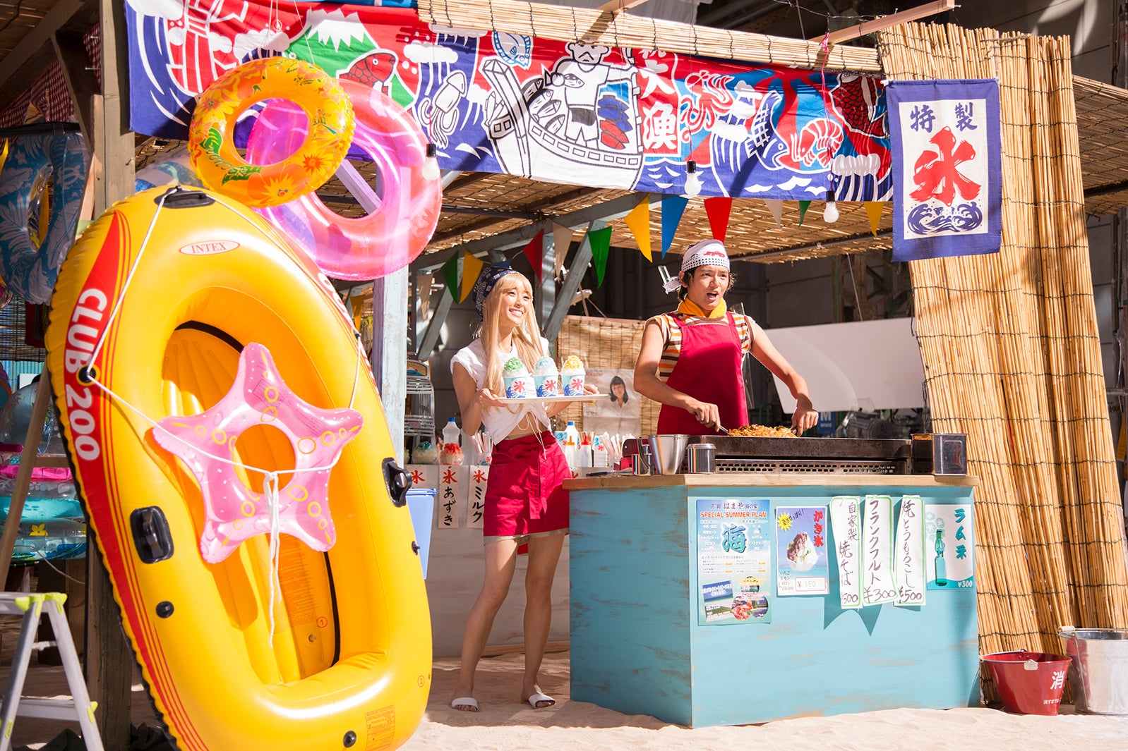 泉里香、濱田龍臣／「はじめての夏バイト」篇メイキングカットより（提供写真）