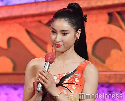 土屋太鳳、“和柄”続きのお色直し 華やかアクセサリーで大人の色気