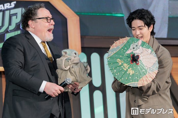 ジョン・ファヴロー監督に和傘を手渡す中島裕翔(C)モデルプレス