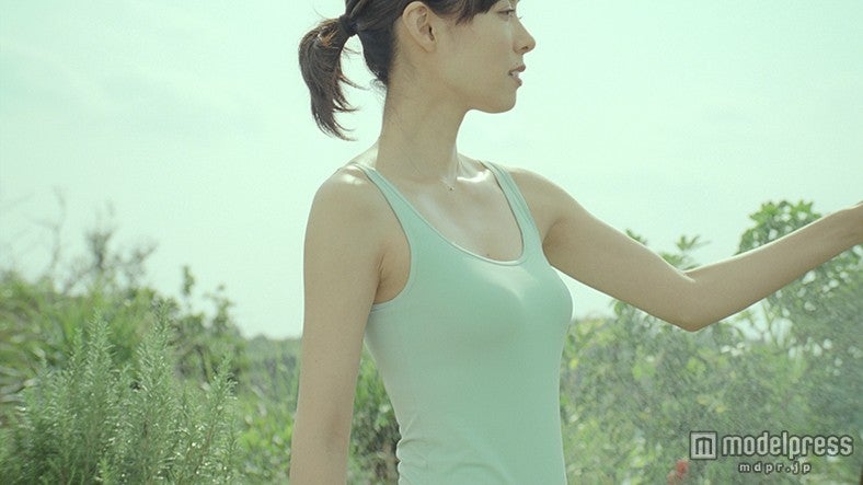 吹石一恵／ユニクロの新TVCM「ブラトップ2015」篇より