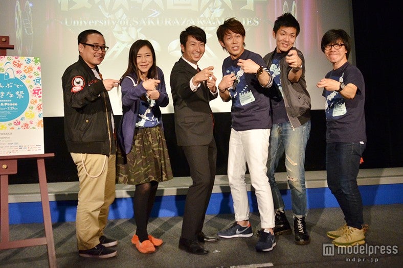 全員で酔拳のポーズ／（左から）バッファロー吾郎A、椿鬼奴、有村昆氏、トータルテンボス（大村朋宏、藤田憲右）、バッファロー吾郎・竹若元博