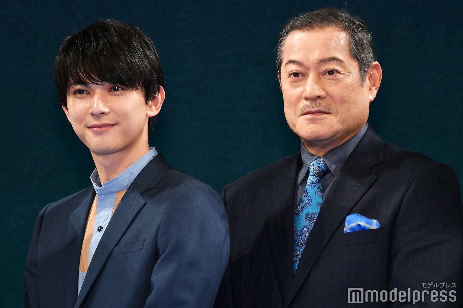 （左から）吉沢亮、松平健 （C）モデルプレス