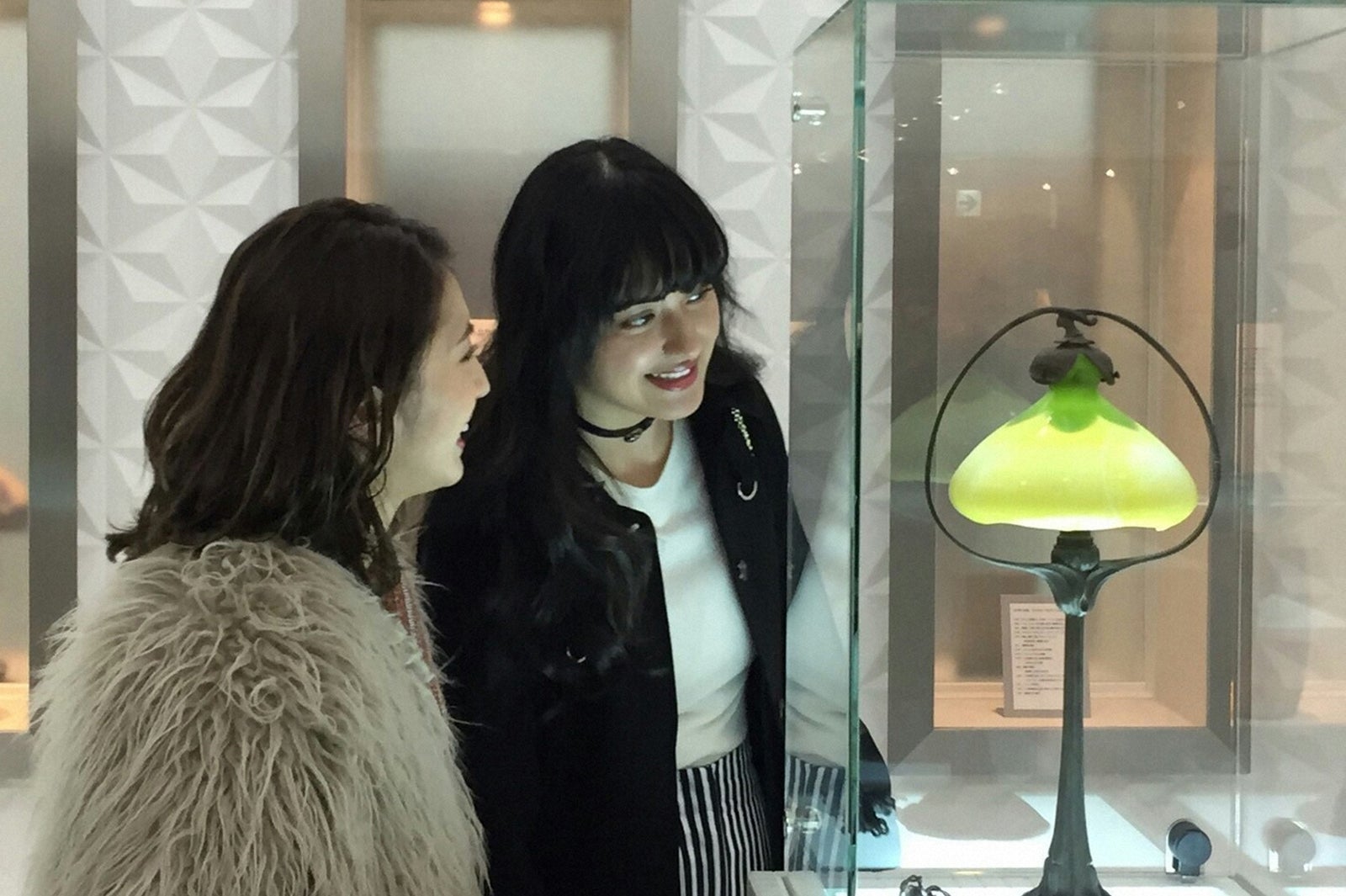 （左から）有末麻祐子、浦浜アリサ（C）TBS