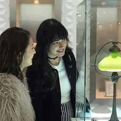 (左から)有末麻祐子、浦浜アリサ(C)TBS