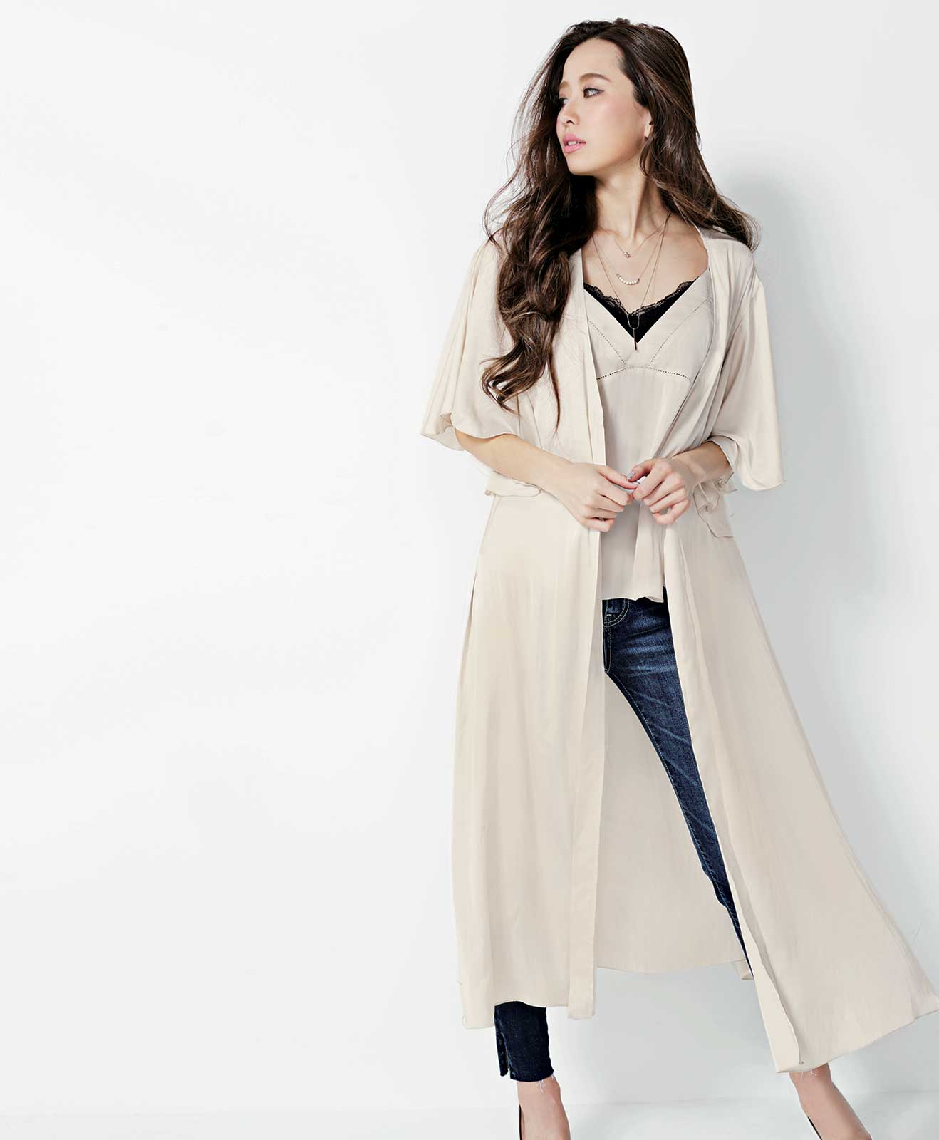 モイストサテンで大人っぽい春の装いを楽しんで